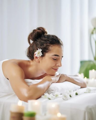 El Plan Imperial ofrece una experiencia completa de bienestar para quienes buscan dedicar más tiempo a su relajación. Durante 2 horas y 20 minutos podrás disfrutar de jacuzzi, sauna, masajes, exfoliación, chocolaterapia, mascarilla de aloe vera y diferentes terapias sensoriales, creando una experiencia integral de descanso y renovación.