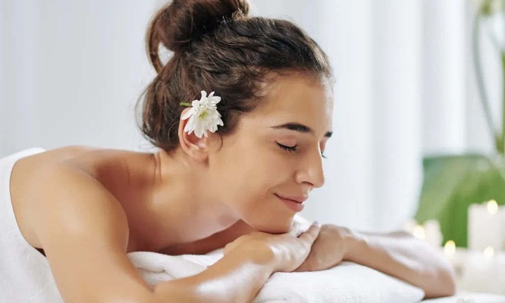 El Plan Imperial ofrece una experiencia completa de bienestar para quienes buscan dedicar más tiempo a su relajación. Durante 2 horas y 20 minutos podrás disfrutar de jacuzzi, sauna, masajes, exfoliación, chocolaterapia, mascarilla de aloe vera y diferentes terapias sensoriales, creando una experiencia integral de descanso y renovación.