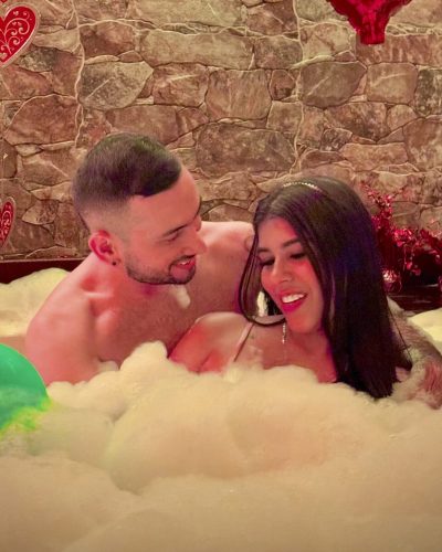 El Plan Royale está pensado para parejas que buscan una experiencia especial y sensorial. La combinación de vela caliente, masaje terapéutico, exfoliación con frutos secos, tratamientos con rosas y velo de colágeno proporciona un recorrido de relajación y cuidado corporal, acompañado de aromaterapia, musicoterapia y una copa de Borgoña para cada persona.