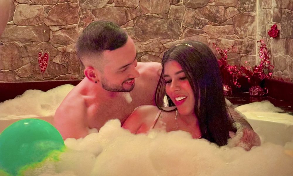 El Plan Royale está pensado para parejas que buscan una experiencia especial y sensorial. La combinación de vela caliente, masaje terapéutico, exfoliación con frutos secos, tratamientos con rosas y velo de colágeno proporciona un recorrido de relajación y cuidado corporal, acompañado de aromaterapia, musicoterapia y una copa de Borgoña para cada persona.