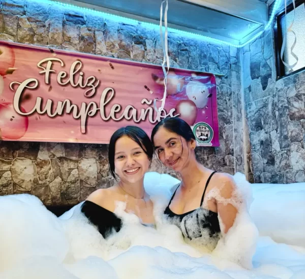 Dos horas para compartir, relajarse y disfrutar en pareja. El Plan Blonde combina jacuzzi espumoso, masaje terapéutico, exfoliación, mascarilla de aloe vera y chocolaterapia con aromaterapia y musicoterapia. Una experiencia ideal para celebrar una fecha especial o simplemente disfrutar de un tiempo de conexión.