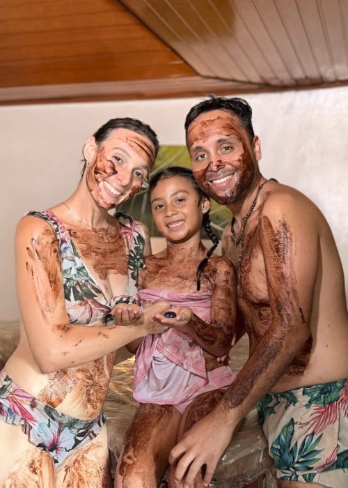 Disfruta una experiencia de relajación diseñada para compartir entre tres personas. El Plan Signature 3 combina jacuzzi espumoso, masajes, terapias sensoriales, exfoliación, chocolaterapia y aromaterapia en un ambiente pensado para desconectarse de la rutina. Una excelente opción para celebrar una ocasión especial, compartir con amigos o disfrutar en familia.