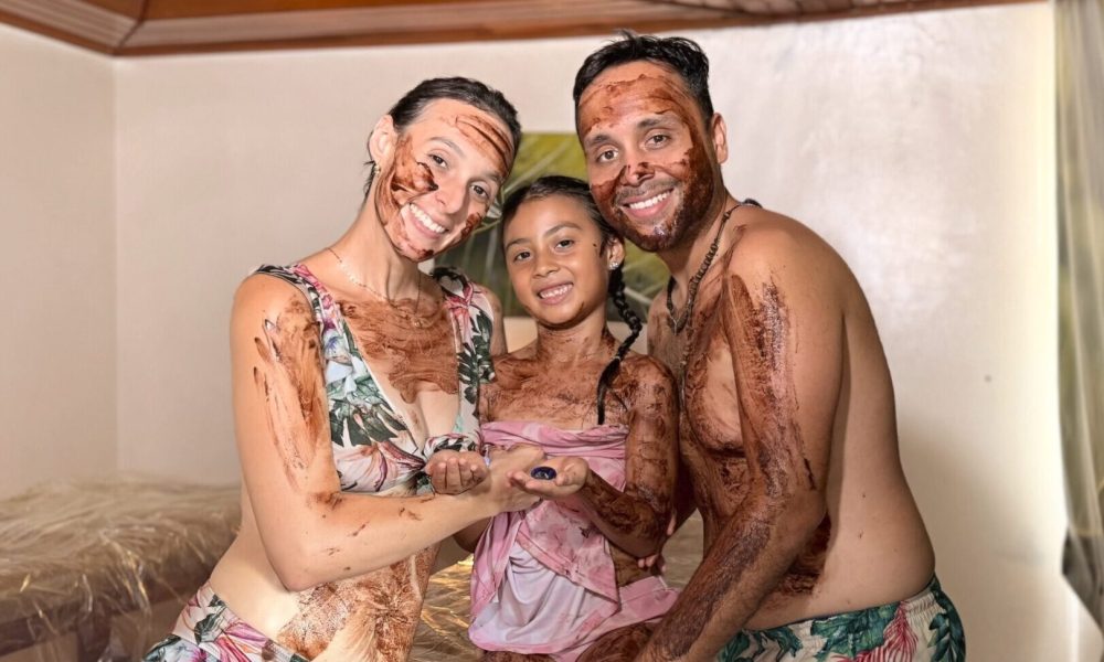 Disfruta una experiencia de relajación diseñada para compartir entre tres personas. El Plan Signature 3 combina jacuzzi espumoso, masajes, terapias sensoriales, exfoliación, chocolaterapia y aromaterapia en un ambiente pensado para desconectarse de la rutina. Una excelente opción para celebrar una ocasión especial, compartir con amigos o disfrutar en familia.